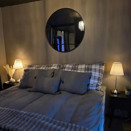 Aurora View - Free Parking & Walkable Location Apartment *