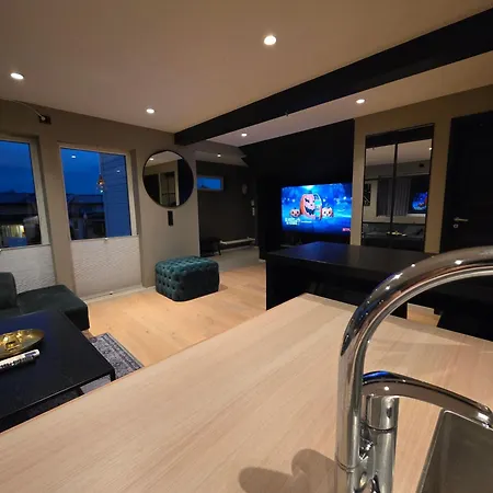 Aurora View - Free Parking & Walkable Location