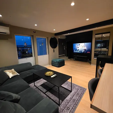 Aurora View - Free Parking & Walkable Location شقة