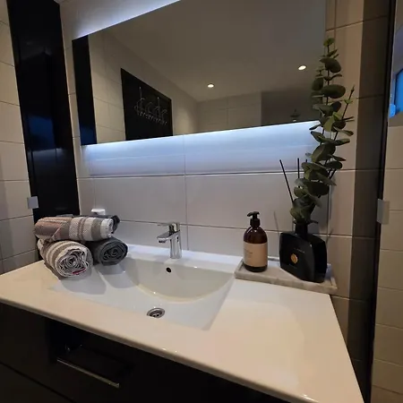 Aurora View - Free Parking & Walkable Location